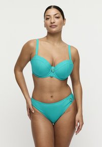 Turkusowy komplet bikini wykonany z prążkowanej tkaniny; top na fiszbinach z ozdobnym pierścieniem na środku; dół z wysokim stanem i ozdobnymi bocznymi elementami.