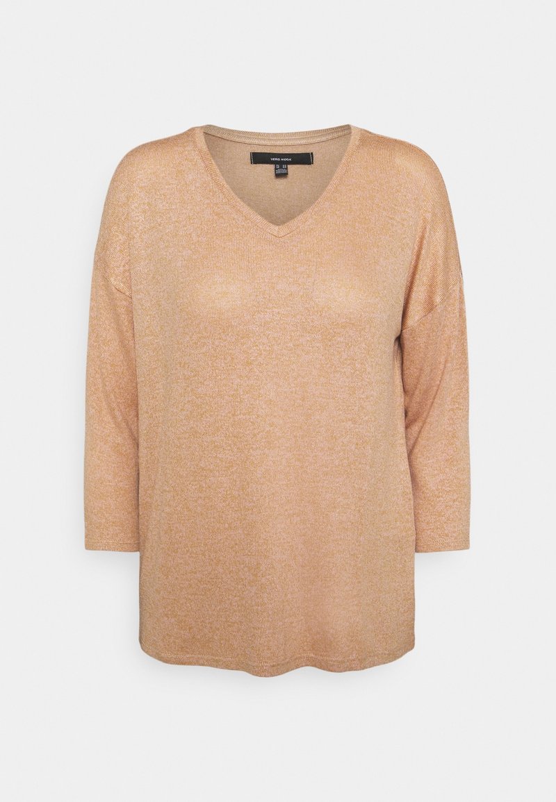 Bluzka o fasonie V-neck z rękawem trzyczwartkowym, wykonana z połyskującego materiału w jasnym brzoskwiniowym kolorze, o luźnym kroju i miękkiej strukturze. Metka widoczna przy dekolcie.