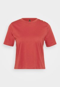 Koraalrood t-shirt met korte mouwen, gemaakt van katoen, met een ronde hals en drie gouden knopen op de linkerschouder. Soepele textuur.