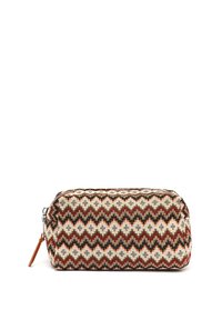 Borsa cosmetica con zip realizzata in tessuto intrecciato caratterizzato da un motivo a zigzag in rosso, verde, crema e nero. Forma rettangolare con dettaglio in pelle.