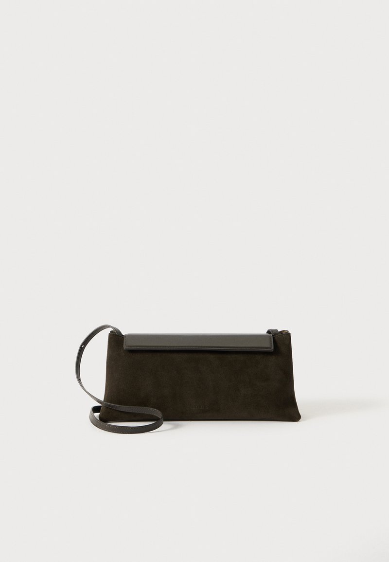 Sac à main en suede marron foncé avec une fermeture supérieure lisse noire et une fine bandoulière. Forme rectangulaire avec un design élégant et minimal.