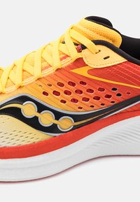 Saucony RIDE 17 - Hardloopschoenen voor op de weg - white/vizigold