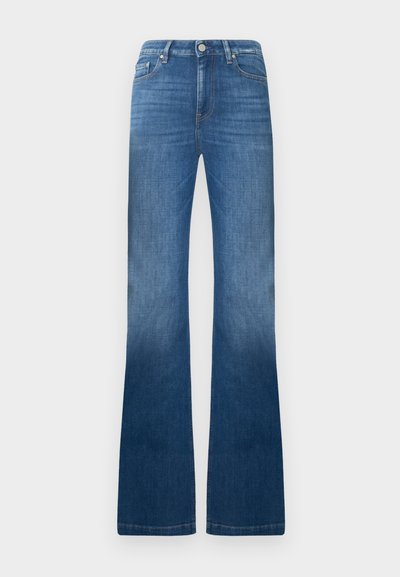 Blå denimflare jeans med hög midja, utrustade med framfickor, dragkedja och subtil blekning längs benen. Klassisk femficksdesign.