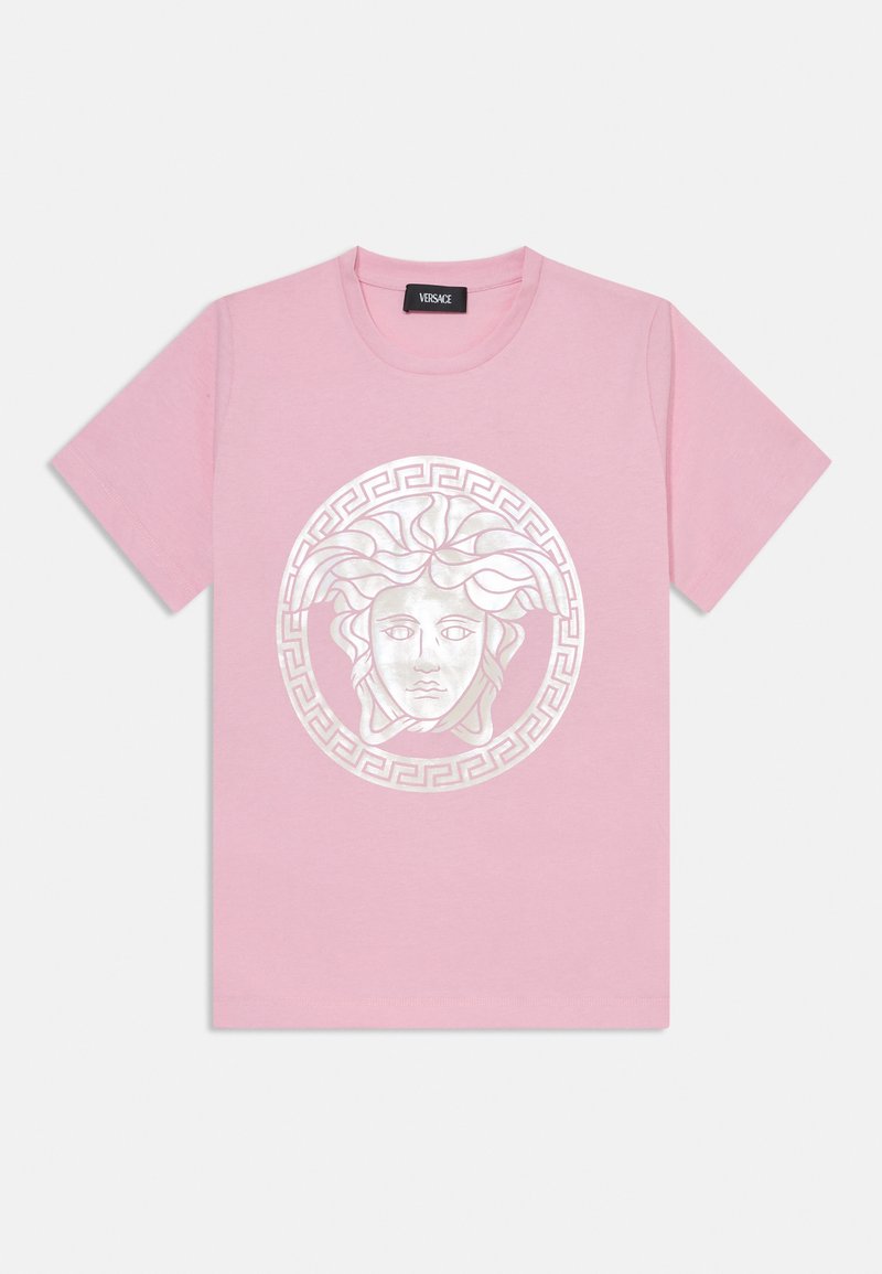 T-shirt de algodão rosa com um gráfico central em prata da Medusa rodeado por um padrão de chave grega. Mangas curtas e um design de gola redonda.