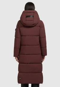 Langer bordeauxfarbener Puffer-Mantel mit Kapuze, der über genähte Abschnitte, ein Logo-Patch und Reißverschlüsse am Saum für einfachen Zugang verfügt. Glatte Textur.