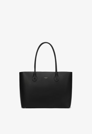 Czarna skórzana torba typu tote z dwiema długimi rączkami, gładką powierzchnią i minimalistycznym designem. Posiada subtelne logo z przodu.