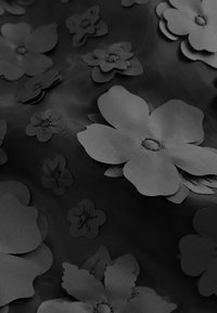 Schwarzer Stoff mit geschichteten, dreidimensionalen Blumenmustern in verschiedenen Größen. Die Blumen haben eine Satintextur und gestickte Innendetails.