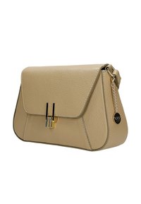 Béžová texturovaná kožená kabelka ve tvaru trojúhelníku, s klopovým zavíráním, zlatým a černým zapínáním a zlatým řetízkovým přívěskem na popruhu.