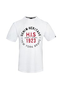 Bílý bavlněný trikotu se zaobleným grafickým motivem v černém a červeném textu: "DENIM HERITAGE H.I.S. 1923 NEW YORK BRAND." Klasický design s kulatým výstřihem.