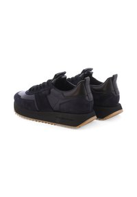 Navy-Suede- und Leder-Sneaker mit texturiertem Design, ausgestattet mit einer dicken schwarzen Sohle und kontrastierenden sandfarbenen Akzenten.
