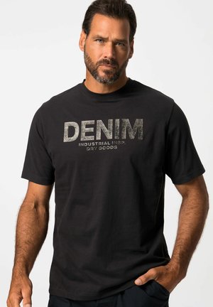 Schwarzes Baumwoll-T-Shirt mit einem strukturierten silbernen Druck, der das Wort "DENIM" und den Text "INDUSTRIAL INSP. DRY GOODS" darunter zeigt.