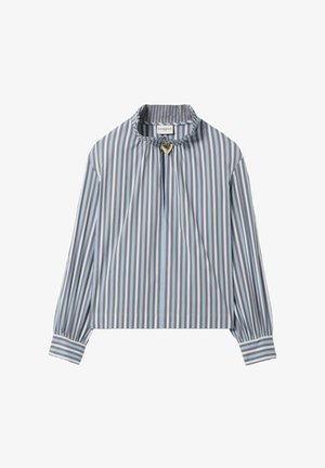 Blusa a rayas con un cuello con volantes, en tonos de azul y gris. Incluye un pequeño acento en forma de corazón en el escote. Mangas largas.