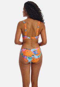 Ensemble de bikini coloré avec un motif floral vibrant en orange, bleu et vert, doté de bretelles larges et d'un fermoir arrière sécurisé.