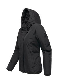 Veste isolée noire avec capuche, fermeture éclair à l'avant, deux poches latérales et poignets élastiques. Comprend un logo rond sur la manche gauche.