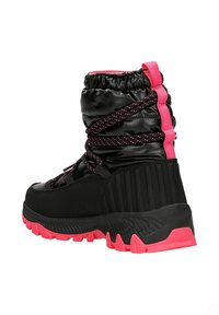 Zwarte winterboot met een glanzende bovenkant, roze accenten en een gestructureerde zool. Beschikt over een verzamelde kraag en stevige veters voor een veilige pasvorm.