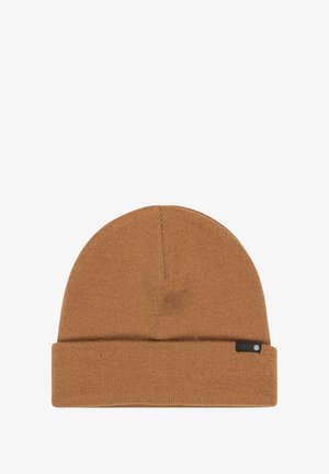 Hnedá pletená čiapka s prehnutým okrajom, s hladkou textúrou a malým logom na boku. Jednoduchý, zaoblený dizajn.