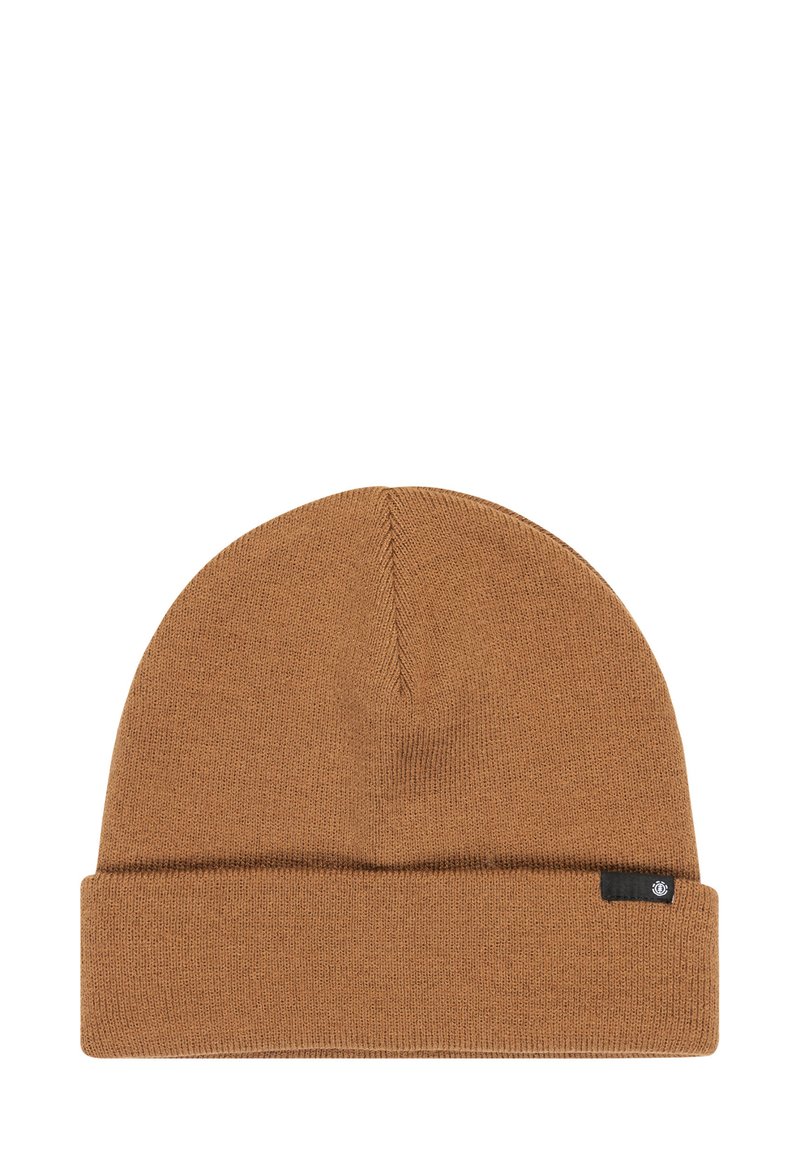 Bruine gebreide beanie met een omgeslagen rand, voorzien van een gladde textuur en een klein merklabel aan de zijkant. Eenvoudig, rond ontwerp.