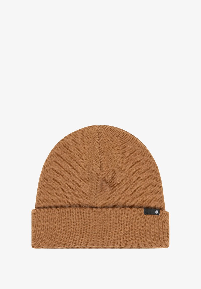 Hnědý pletený čepice s ohrnutým lemem, s hladkou texturou a malou značkovou etiketou na boku. Jednoduchý, zaoblený design.