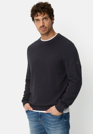 Dunkel marineblauer Sweatshirt aus strukturiertem Stoff, mit Rundhalsausschnitt, langen Ärmeln und einem Logopatch am linken Ärmel. Lässige Passform.