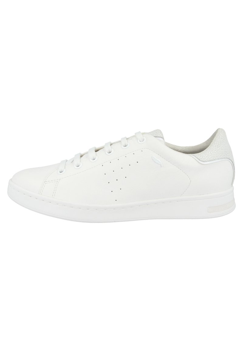 Sneaker bianca in pelle con finitura liscia, punta arrotondata, design a cinque occhielli, lato perforato per traspirabilità e dettaglio testurizzato sul tallone.