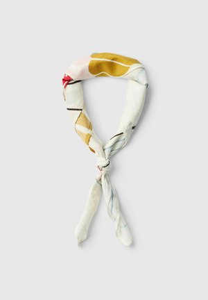 Lett stoffskjerf med abstrakte former i sennep, rødt, svart og blått, knytt i en løs knute på hvit bakgrunn.