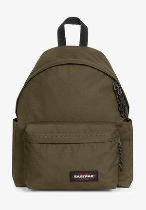 Plecak Eastpak w oliwkowym zielonym kolorze z przednią kieszenią na zamek, dwoma bocznymi kieszeniami, czarną rączką i naszywką z logo na przedniej kieszeni.