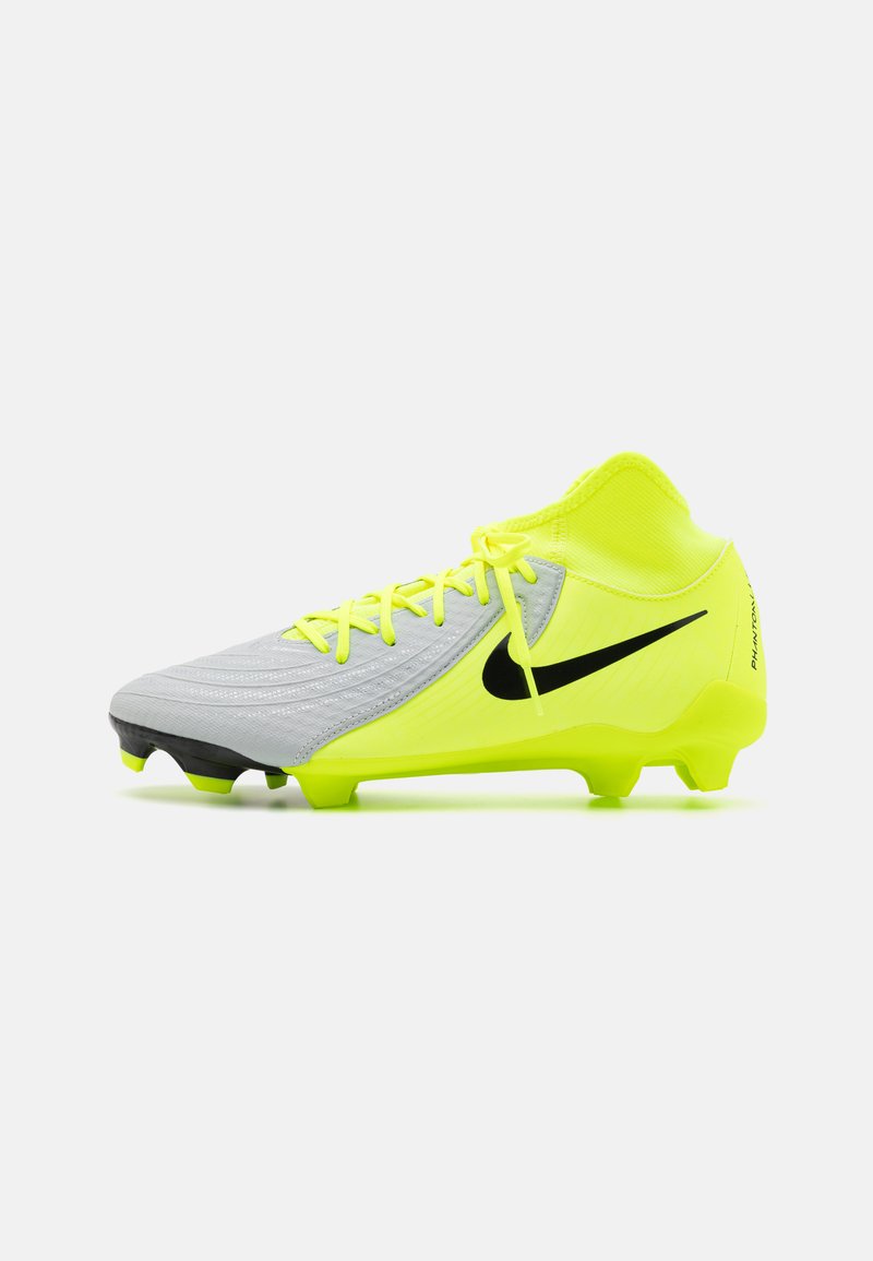Grijze en neongele voetbalschoen met een textuur bovenkant, zwarte accenten en een strakke kraag. Voorzien van puntige noppen voor grip.