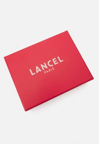 Imballaggio rettangolare rosso con una superficie liscia, con il testo "LANCEL PARIS" in argento, centrato sul fronte.
