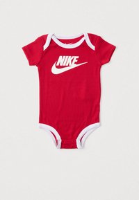 Κόκκινο βαμβακερό βρεφικό κορμάκι με κοντά μανίκια, λευκή επένδυση και μεγάλο λευκό λογότυπο Nike στο μπροστινό μέρος. Κουμπώματα στο κάτω μέρος για εύκολη πρόσβαση.