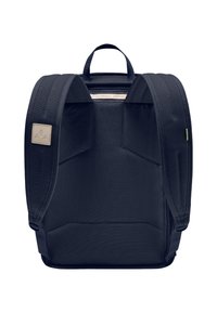 Mochila navy con correas acolchadas y asa en la parte superior. Presenta una tela texturizada y un parche de marca en la parte frontal. Cierre de cremallera en la parte superior.