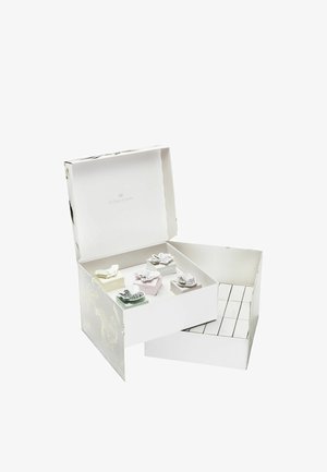 Witte cadeauverpakking met een scharnierende deksel, met vier decoratieve doosjes gelabeld met "LUCHT", "AARD", en diverse inhoud. Getextureerde buitenkant met bloemdesign.