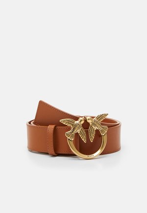 Bruine leren riem met een gouden ronde gesp waarop twee gedetailleerde vogels naar elkaar toe kijken.
