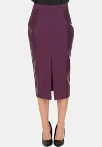 Gonna a matita viola con spacco frontale, realizzata in tessuto liscio con dettagli in pelle. Vestibilità sartoriale e lunghezza al polpaccio con design semplice.