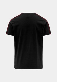 Camiseta de algodón negra con cuello redondo, mangas cortas y rayas rojas en los laterales a lo largo de los hombros para un detalle adicional.