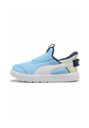 Sneaker slip-on azzurro chiaro con suola bianca, banda laterale bianca, dettagli sul tallone blu navy e giallo pallido e logo Puma sull’etichetta sul tallone.