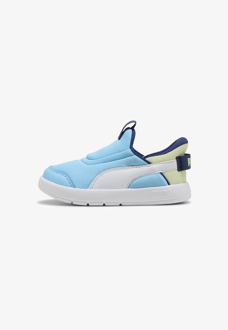 Basket slip-on bleu clair avec semelle blanche, bande latérale blanche, accents bleu marine et jaune pâle au talon, et logo Puma sur l’étiquette du talon.