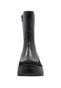 Bottine noire avec une tige en cuir lisse et des accents en daim, forme fuselée, fermeture éclair sur le côté et semelle en caoutchouc texturée.
