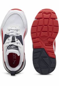 Scarpe sportive bianche con accenti rossi e blu navy, parte superiore in rete, chiusura con lacci, collo imbottito e suola in gomma testurizzata con modelli geometrici.