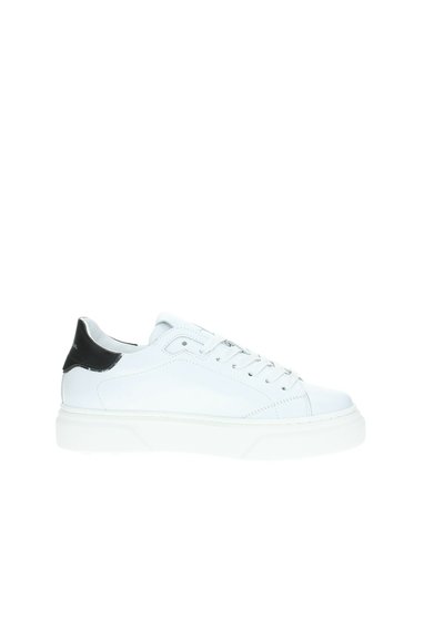 Sneaker bianca in pelle con suola bianca testurizzata, caratterizzata da un'accenno al tallone nera, sei fori per i lacci e un design elegante e minimalista.