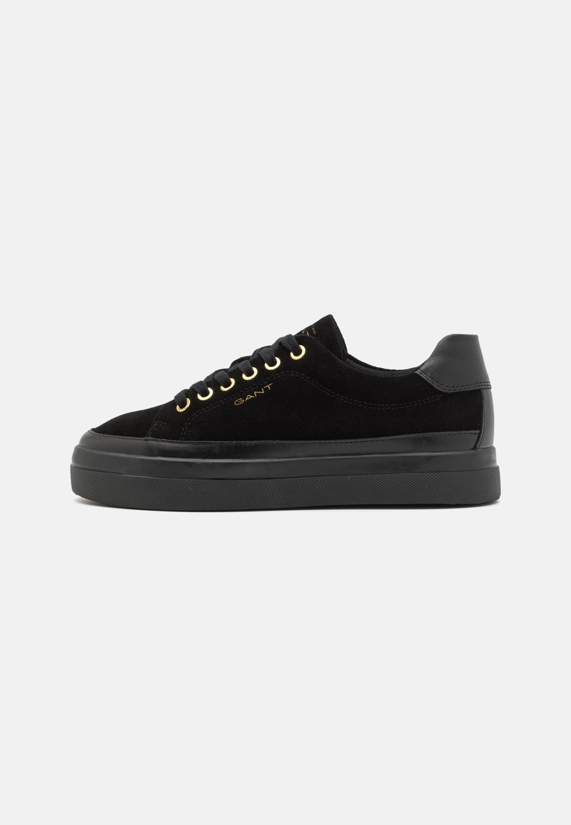 Schwarze Wildledersneaker mit goldenen Ösen, einer schwarzen Gummisohle und einem glatten Lederabsatz. Besitzt ein minimalistisches Design mit Logodetail.