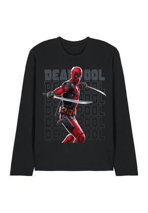 Schwarzes Langarmshirt mit Grafik von Deadpool im rot-schwarzen Anzug, der zwei Schwerter hält, der Text "Deadpool" in Grau hinter ihm wiederholt.