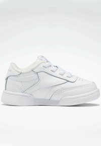 Baskets en cuir blanc avec détails texturés, dotées d'une doublure douce, d'un bout rond et d'une semelle plate en caoutchouc blanc. Comprend des lacets et des détails cousus.