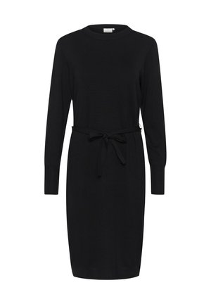 Robe noire en tricot avec des manches longues, un col rond et une ceinture à la taille. Texture lisse et silhouette ajustée.