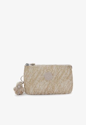 Bustina beige con zip, realizzata in materiale testurizzato con motivo decorativo, caratterizzata da un logo e da un ciondolo peloso attaccato.