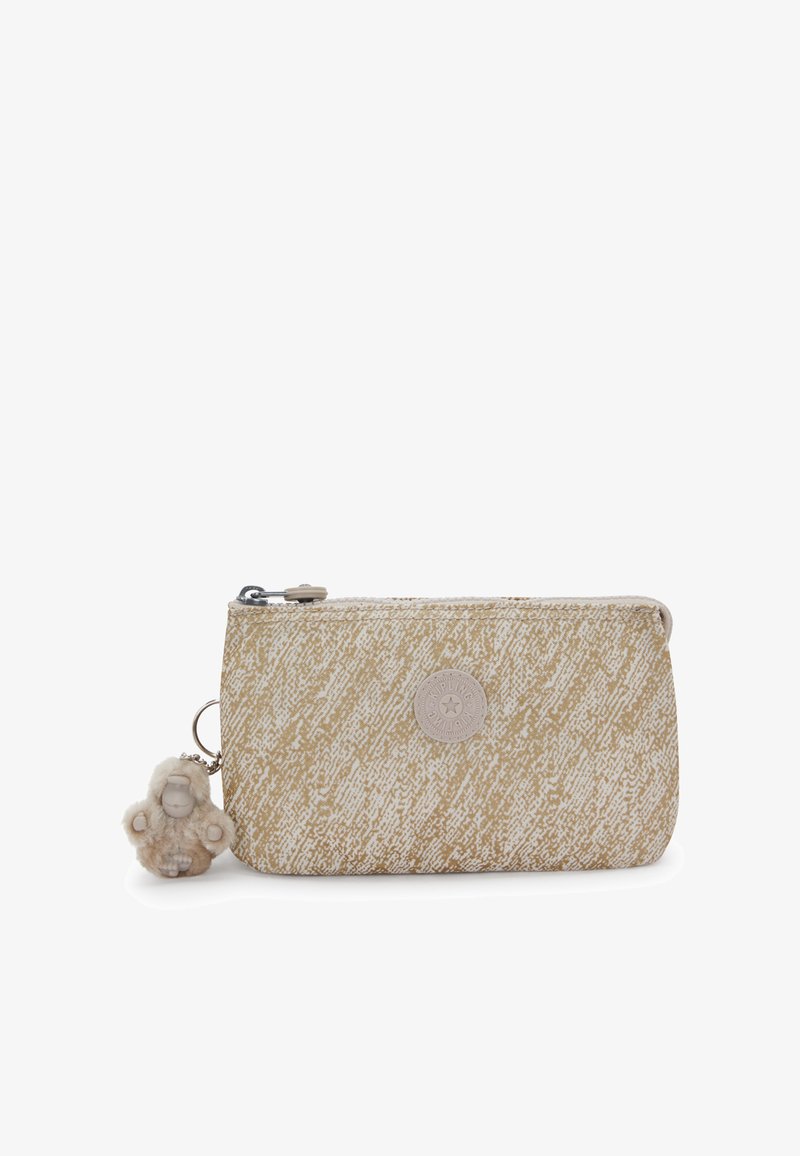 Pochette beige à motifs avec fermeture éclair, en matériau texturé, ornée d'un logo et d'un porte-clés en fourrure attaché.