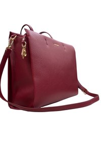 Borsa a mano in pelle bordeaux con una finitura testurizzata, dettagli in hardware dorato, manici superiori doppi e una tracolla staccabile.