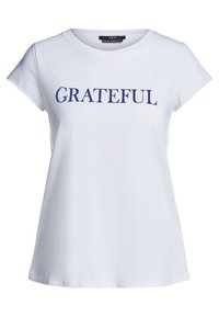 Camiseta de algodón blanca con mangas cortas, que presenta la palabra "AGRADECIDO" en letras mayúsculas de color azul marino en negrita a lo largo del pecho.