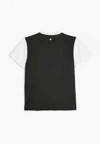 Camiseta de manga corta en blanco y negro con cuello redondo, que presenta un reverso negro sólido y mangas blancas. Textura notable que incluye una tela suave.