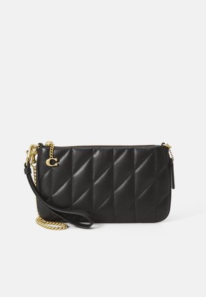 Pochette bracelet en cuir noir avec motif matelassé diagonal, chaîne et fermoir dorés, et fermeture zippée.