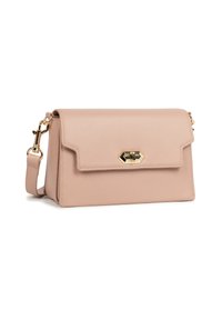 Borsa a mano rettangolare in pelle blush rosa con superficie testurizzata, chiusura a torsione in tono oro e tracolla rimovibile su sfondo bianco.